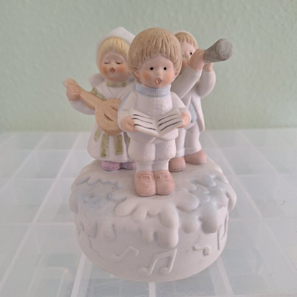 VINTAGE BISQUE/CERAMIC SANKYO CHRISTMAS CAROLERS MUSIC BOX "JOY TO THE WORLD"